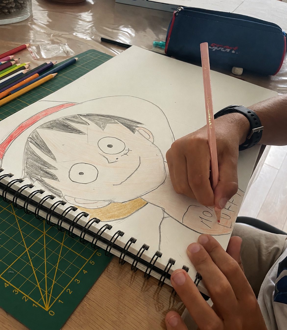 Jeune élève dessinant un personnage de manga