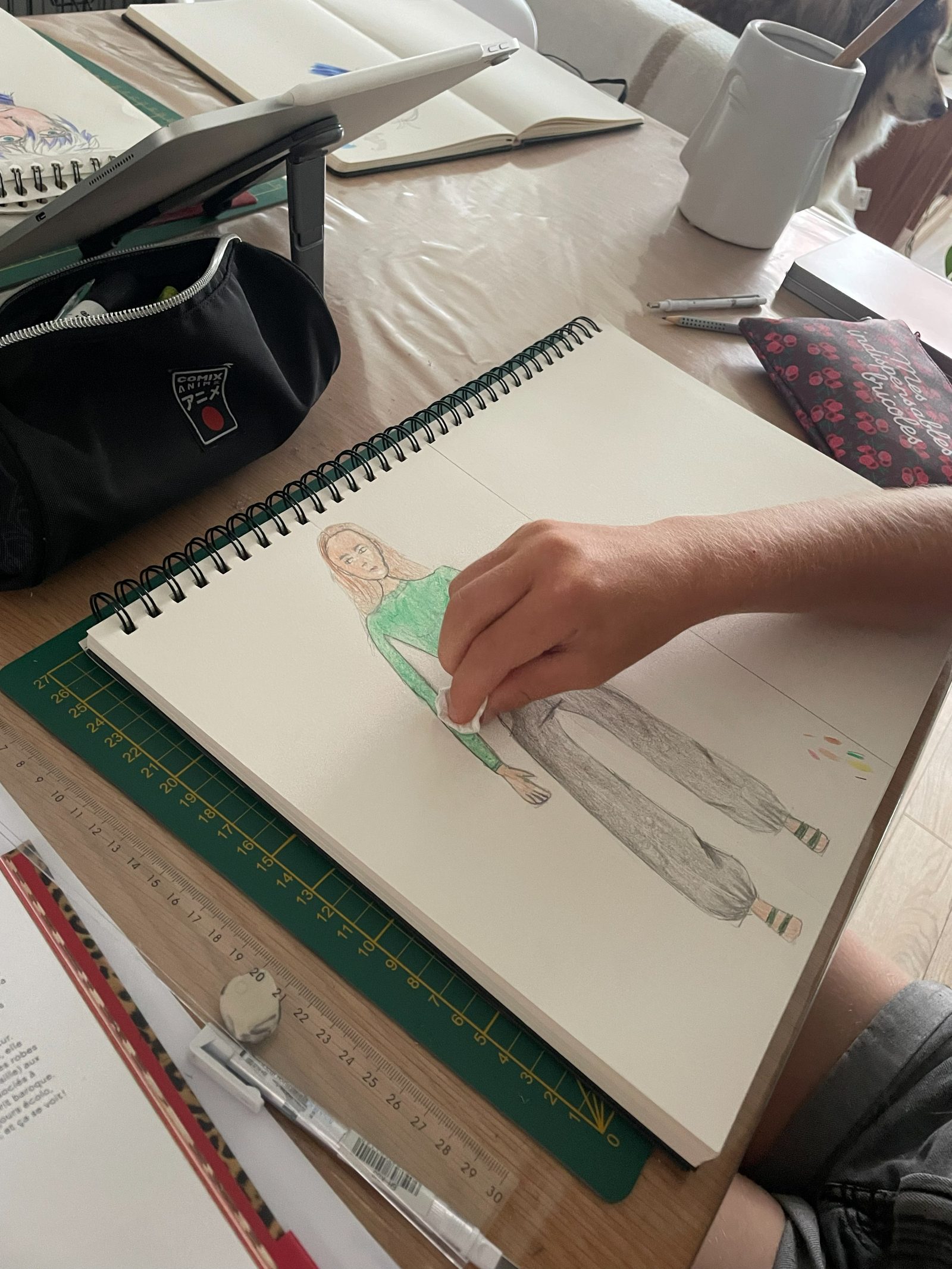 Croquis de stylisme aux crayons de couleur