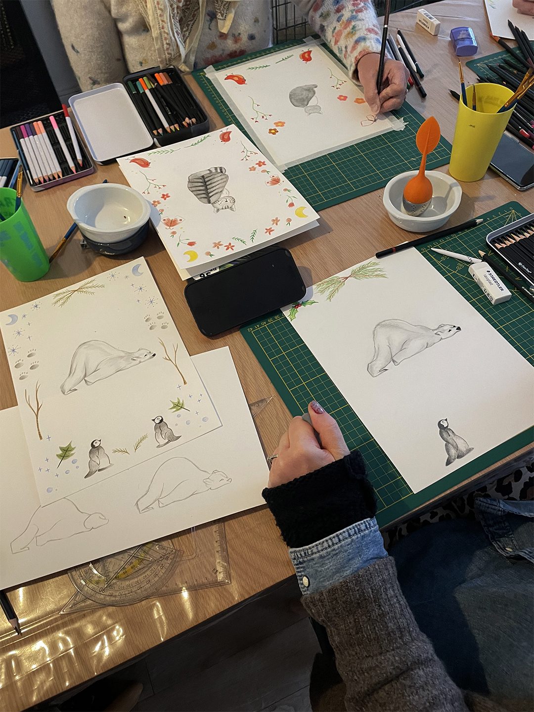 Vue d'ensemble d'une séance de dessin en groupe
