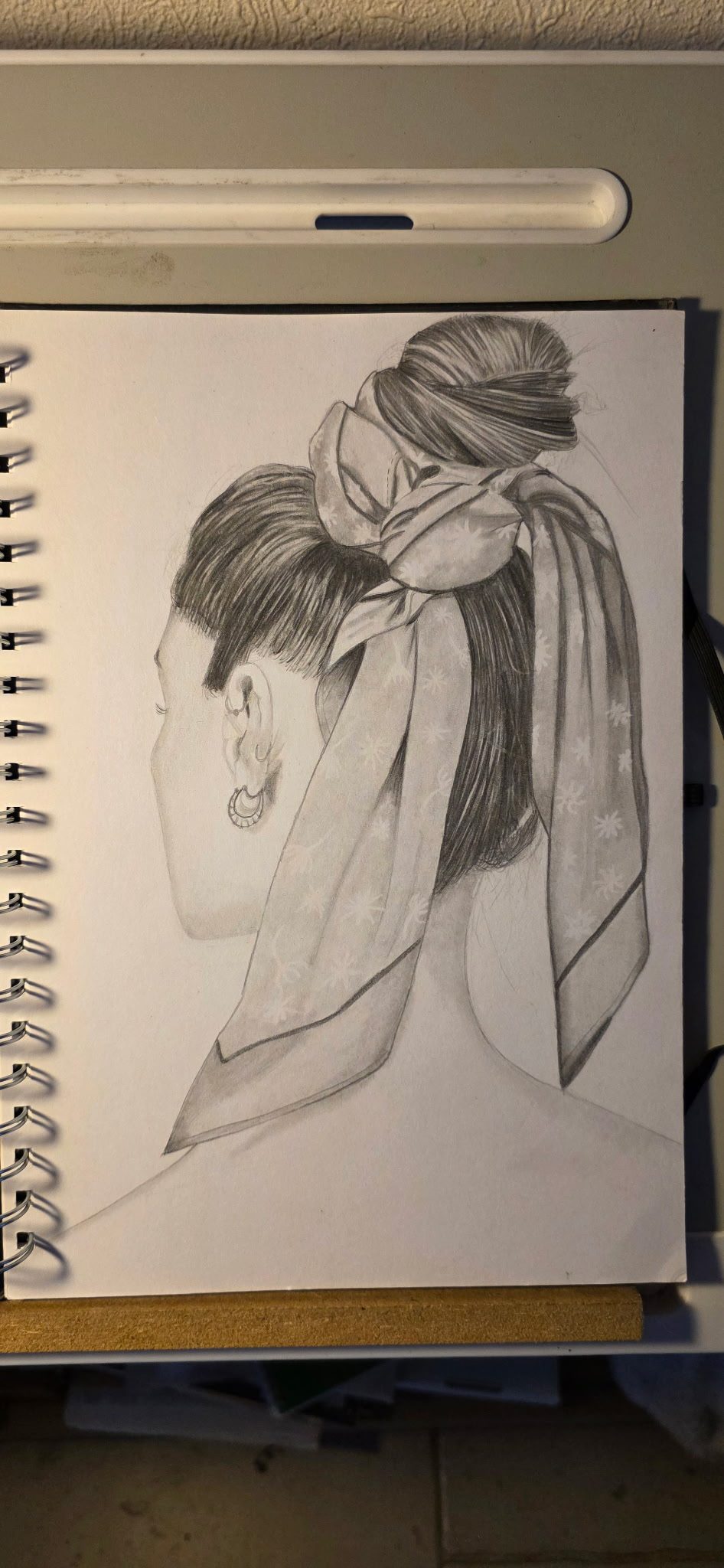 Portrait de dos avec chignon et foulard, au graphite