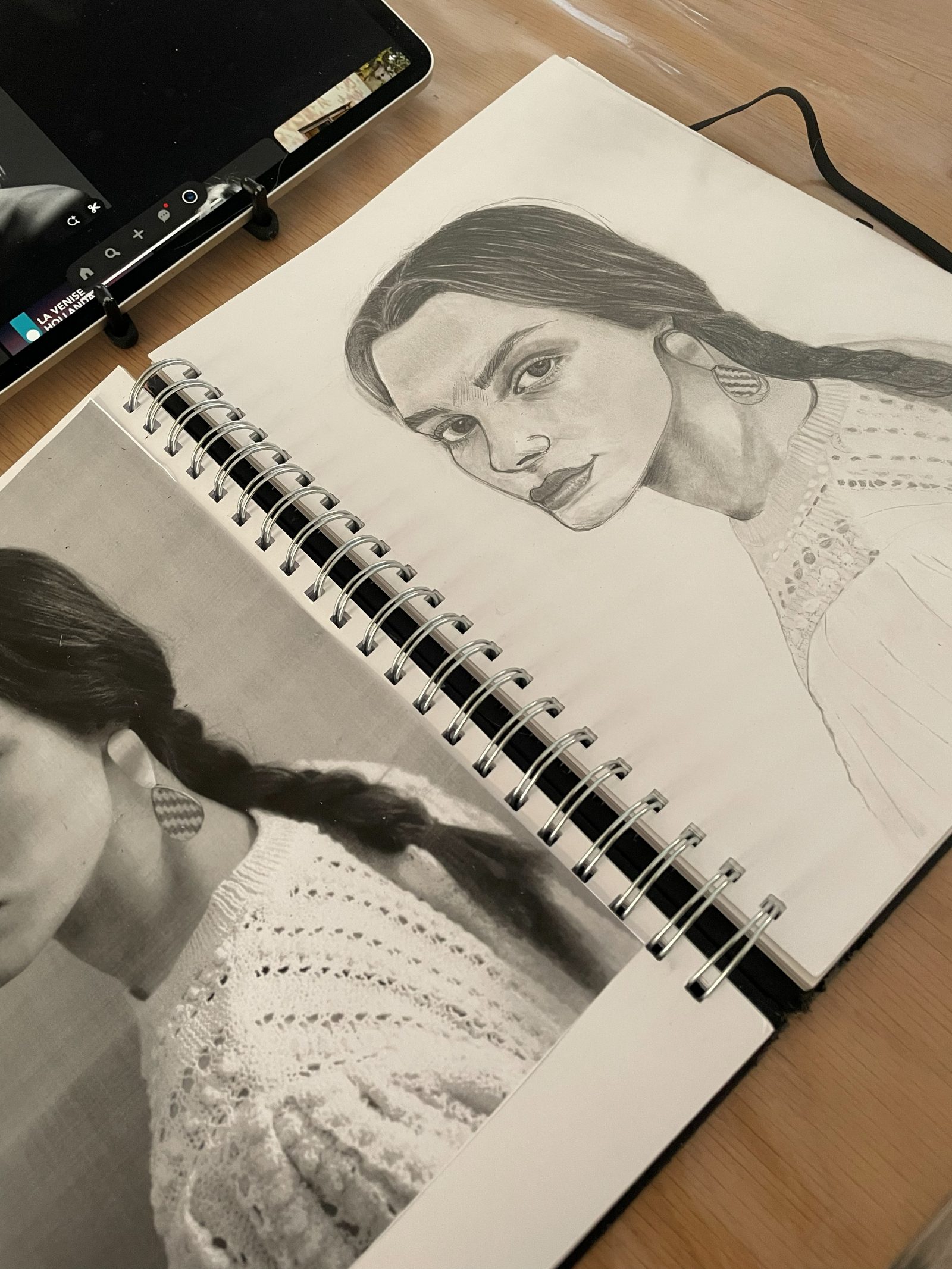 Portrait de femme aux tresses dessiné au graphite pendant un cours